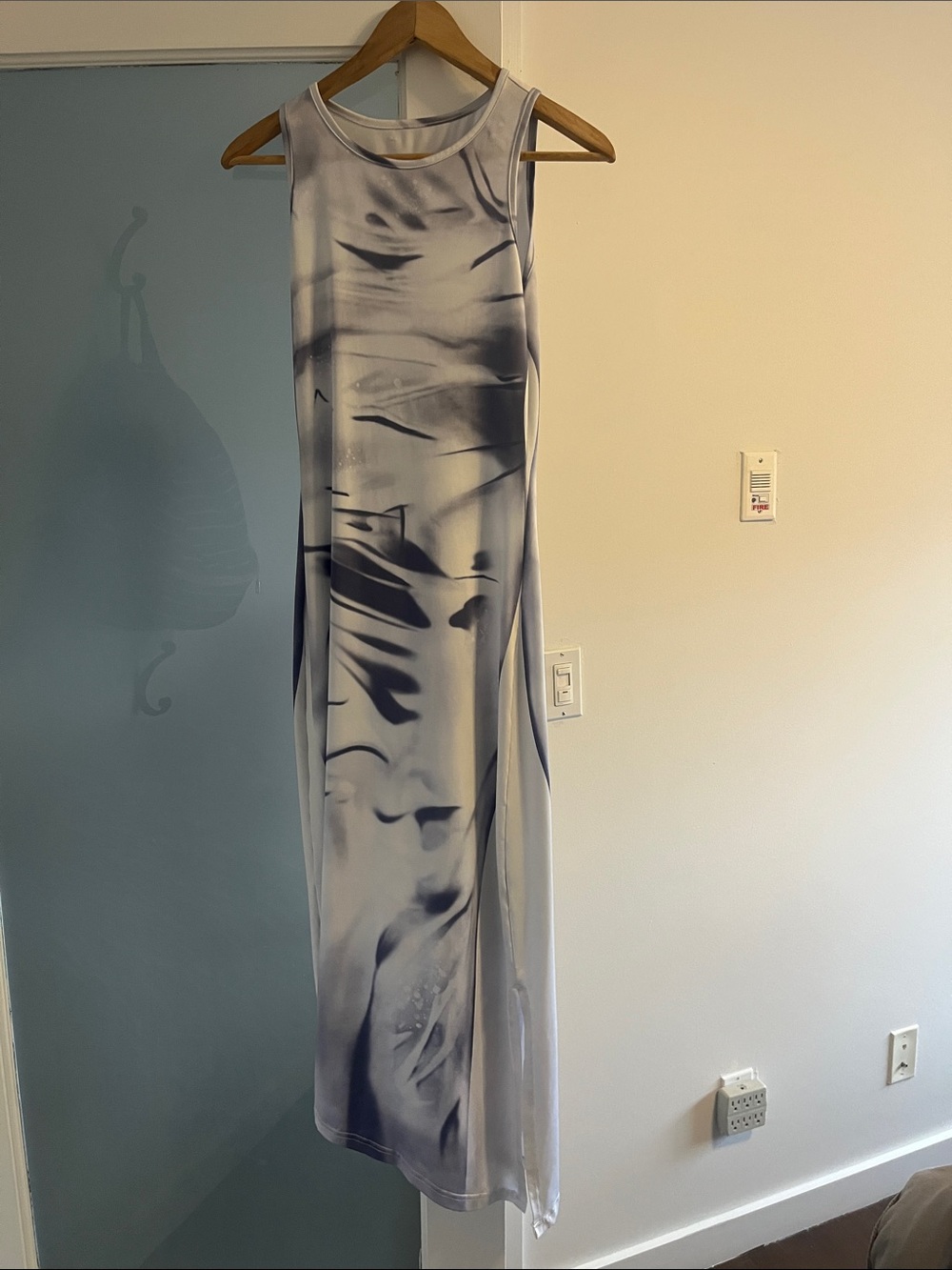 Sleeveless Abstract Print Maxi Dress in Light Gray and Navy
